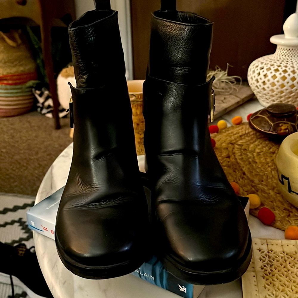 Black ankle boots! Size 8. Really great condition. Hardly worn.